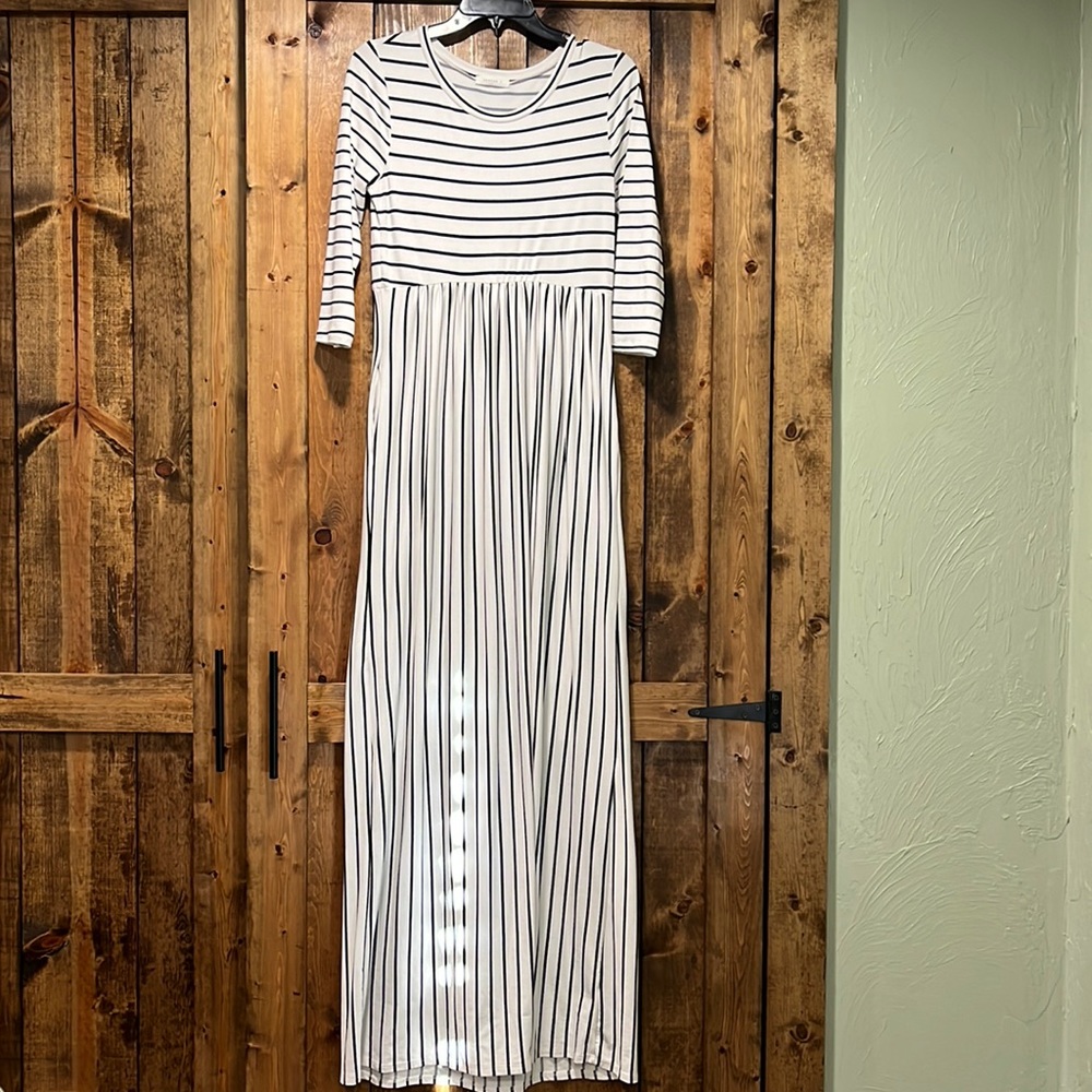 White and black 3/4 length maxi dress with pockets